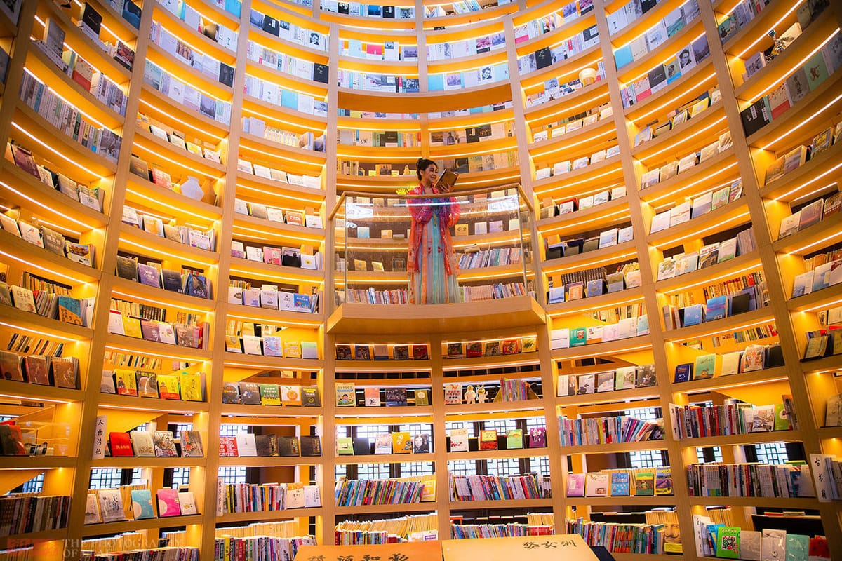 2022年全國(guó)公共圖書館總藏書13.6億冊(cè)/件