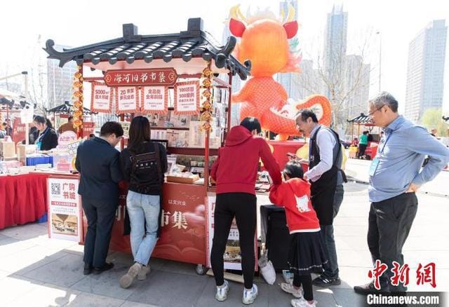 天津海河邊,愛書人相聚舊書市集